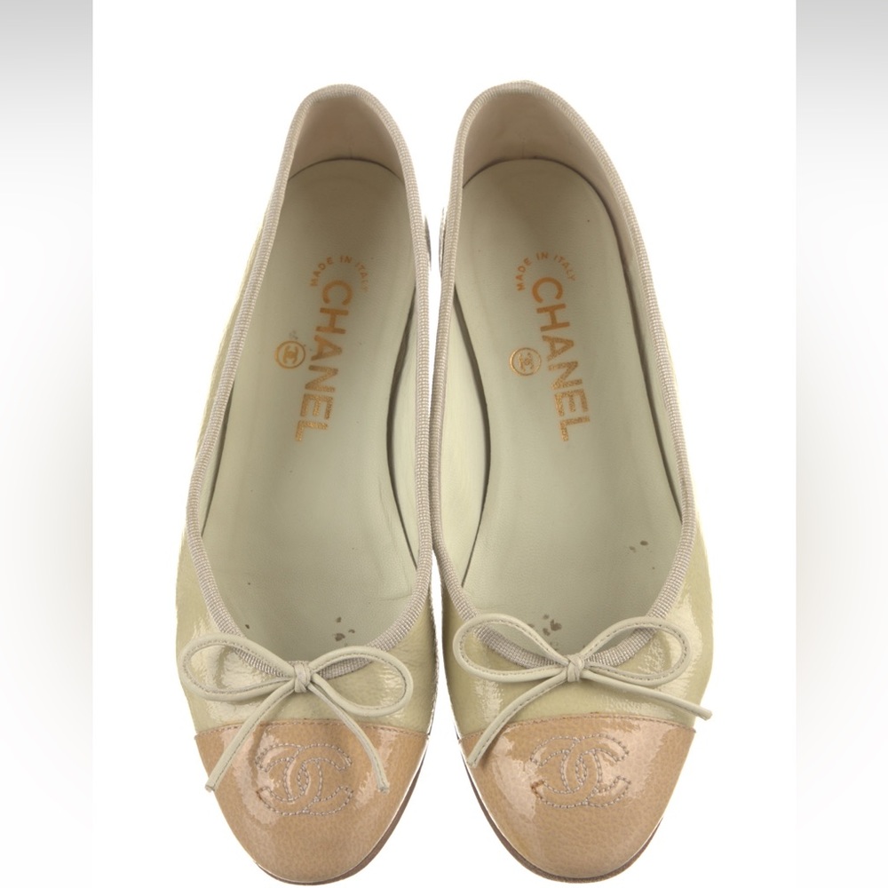 Chanel
Interlocking CC Logo Leather Flats
Size: 6 |IT 36